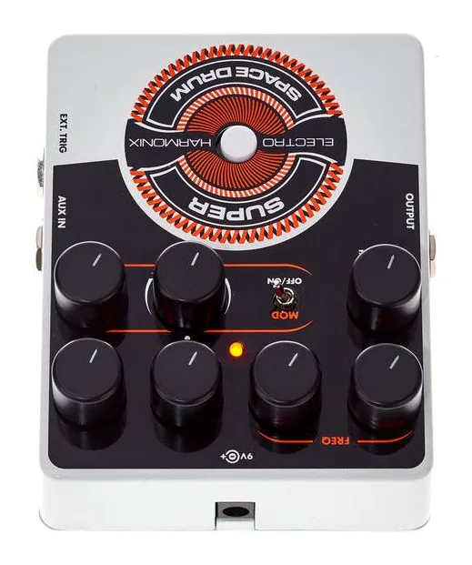 Electro Harmonix Super Space Drum, footswitch in primo piano