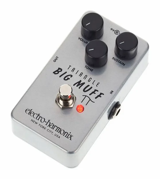 Electro Harmonix Triangle Big Muff Fuzz inquadrato di fronte su sfondo neutro