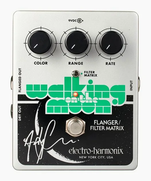 Electro Harmonix Walking On The Moon Flanger, footswitch in primo piano