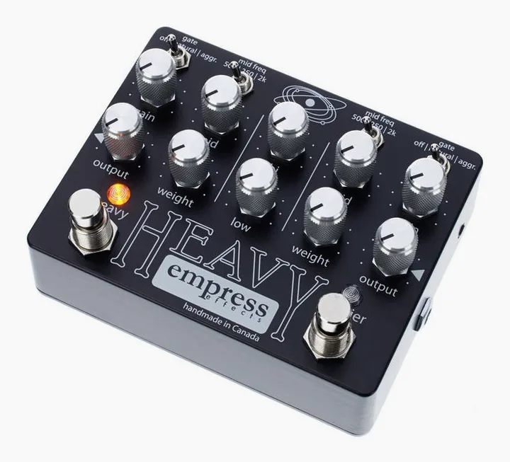 Empress Effects Heavy inquadrato di fronte su sfondo neutro