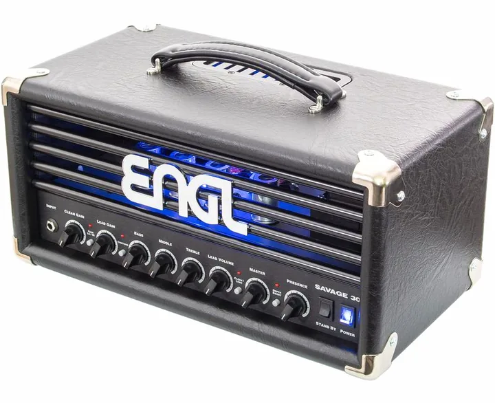 Engl E611 Savage 30 inquadrato di fronte su sfondo neutro