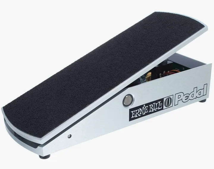 Ernie Ball EB6166, footswitch in primo piano