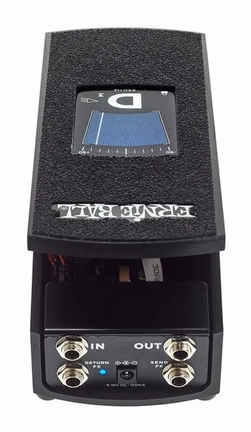 Ernie Ball EB6203, footswitch in primo piano