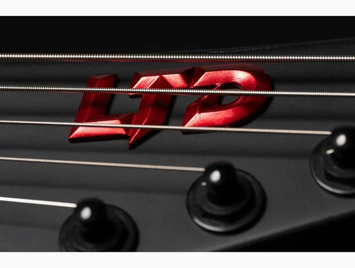 ESP LTD EXL-7B Black Metal II, curve del body viste dall'alto