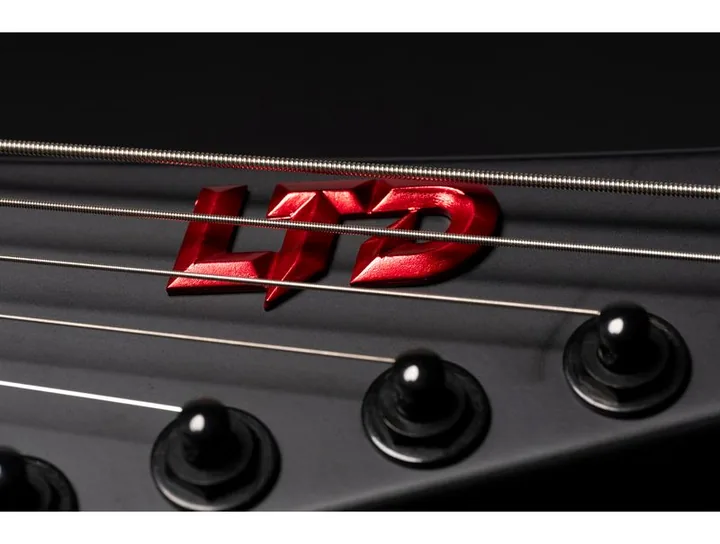 ESP LTD M-7B HT Black Metal II, corpo e verniciatura in primo piano
