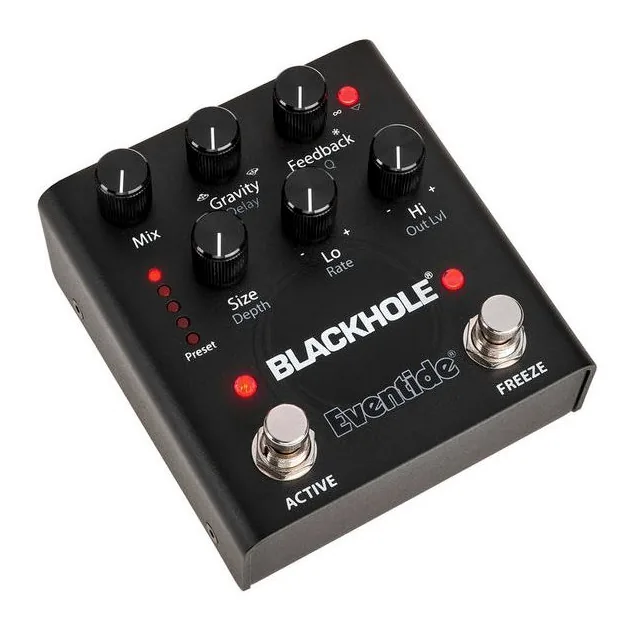 Eventide Blackhole Reverb Effectpedal, footswitch in primo piano