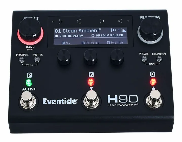 Eventide H90 Harmonizer Dark LTD, footswitch in primo piano