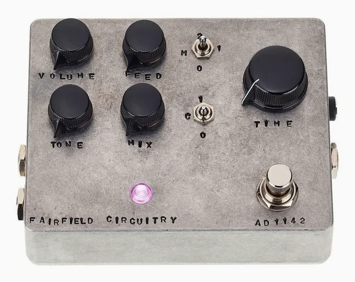Fairfield Circuitry Meet Maude, footswitch in primo piano