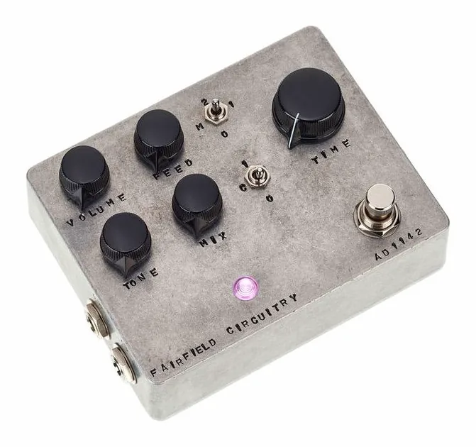 Fairfield Circuitry Meet Maude, footswitch in primo piano
