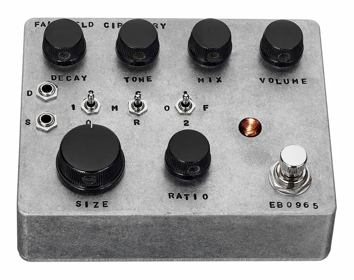 Fairfield Circuitry Placeholder Analog Reverb, footswitch in primo piano