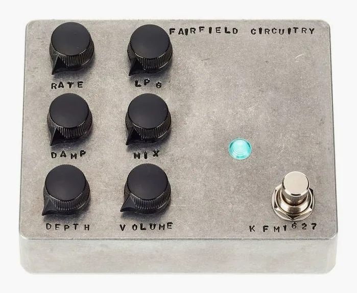 Fairfield Circuitry Shallow Water, footswitch in primo piano