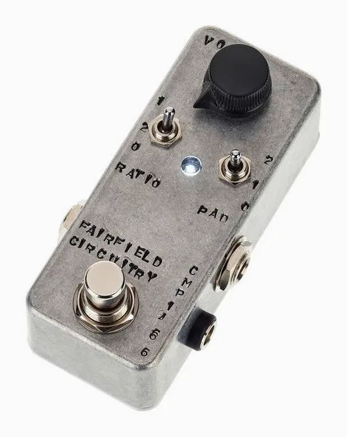 Fairfield Circuitry The Accountant fotografato frontalmente