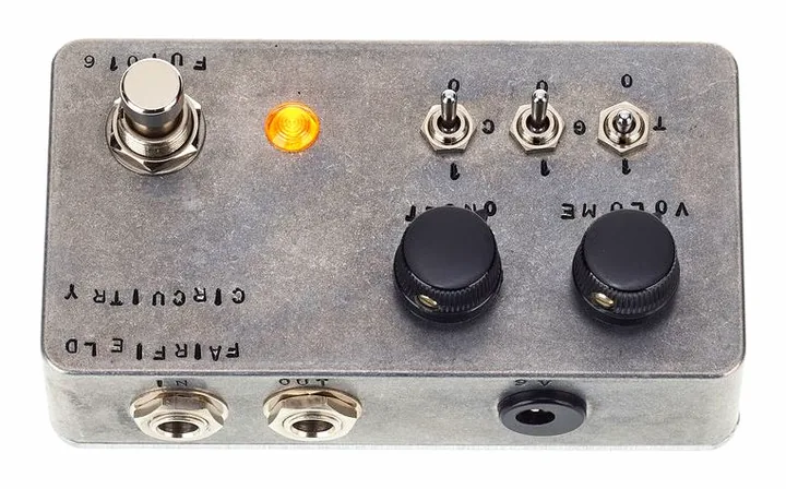 Fairfield Circuitry The Unpleasant Surprise, footswitch in primo piano