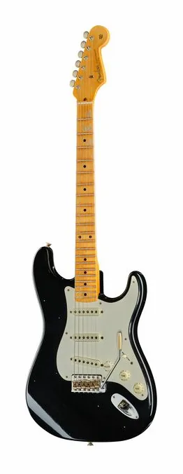 Fender 56 Strat Relic Aged Black LTD fotografato frontalmente