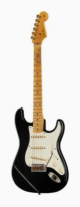Fender 57 Strat BLK Journeyman Relic inquadrato di fronte su sfondo neutro
