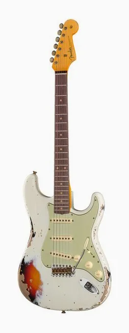 Fender 60 Strat AOW/3TSB Heavy Relic inquadrato di fronte su sfondo neutro