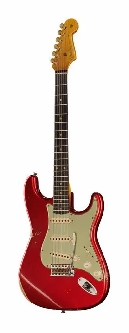 Fender 60 Strat CAR Relic inquadrato di fronte su sfondo neutro