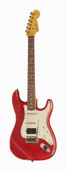 Fender 61 Strat DAR Relic HSS MBAH inquadrato di fronte su sfondo neutro