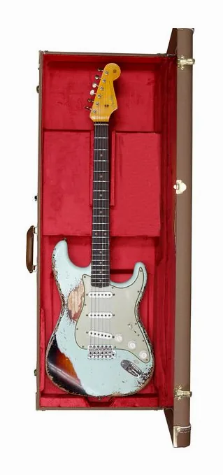 Fender 61 Strat SHR Aged Surf G 3TSB inquadrato di fronte su sfondo neutro
