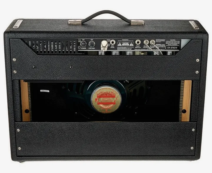 Fender 64 Custom Deluxe Reverb, logo e finiture del pannello frontale