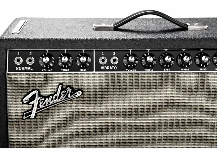 Fender 65 Deluxe Reverb, retro con le prese di collegamento