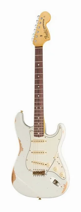 Fender 69 Strat OLW Relic in primo piano frontale