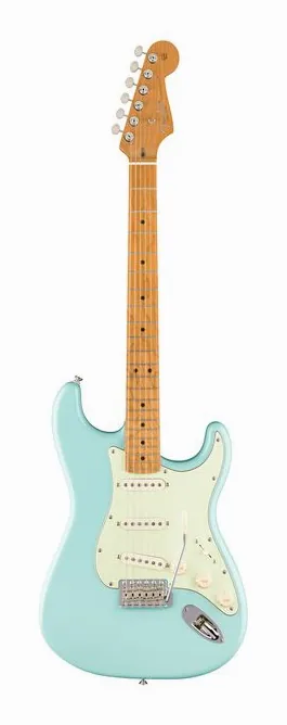 Fender Am Pro Clsc Strat RMN DPB in primo piano frontale