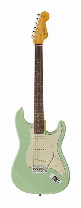 Fender AV II 61 Strat RW SFG inquadrato di fronte su sfondo neutro