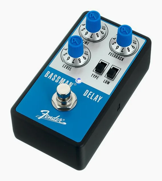 Fender Bassman Delay inquadrato di fronte su sfondo neutro