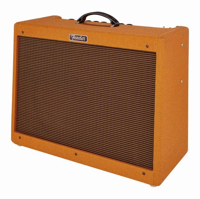 Fender Blues Deluxe Reissue inquadrato di fronte su sfondo neutro