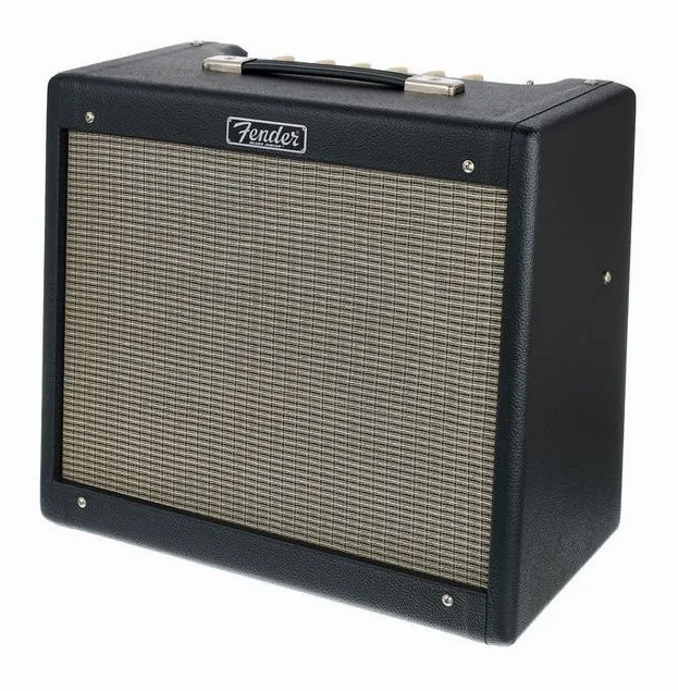 Fender Blues Junior IV inquadrato di fronte su sfondo neutro