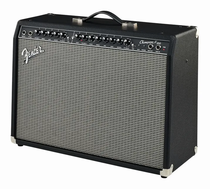 Fender Champion II 100 inquadrato di fronte su sfondo neutro