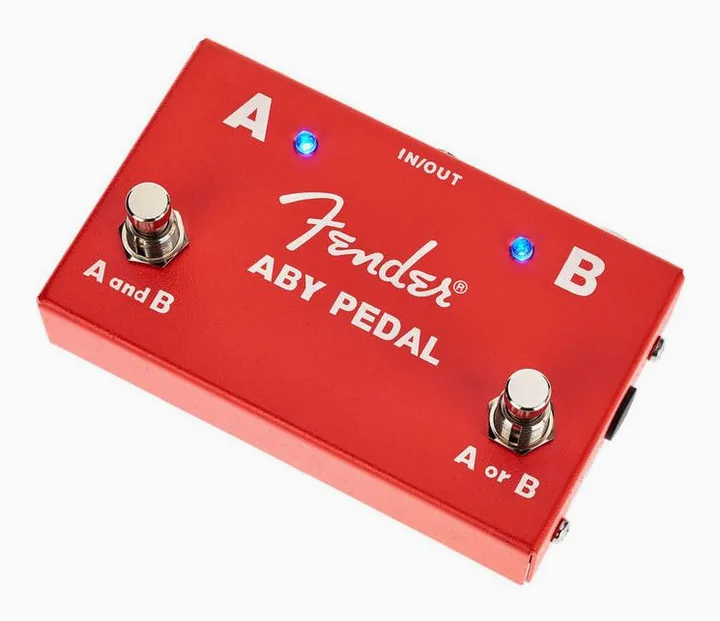 Fender ABY Footswitch inquadrato di fronte su sfondo neutro