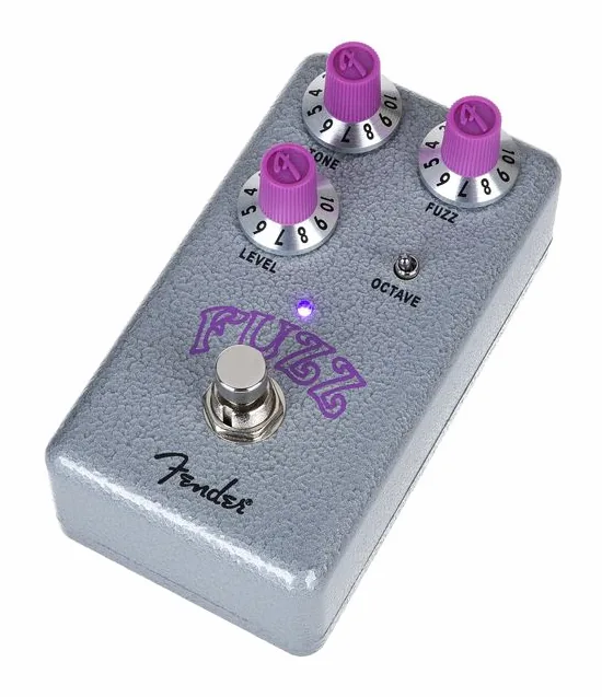 Fender Hammertone Fuzz inquadrato di fronte su sfondo neutro