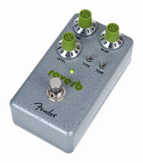 Fender Hammertone Reverb inquadrato di fronte su sfondo neutro