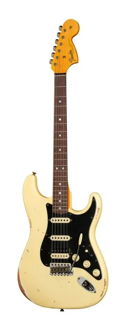 Fender LTD 67 Strat HSS Vintage White inquadrato di fronte su sfondo neutro