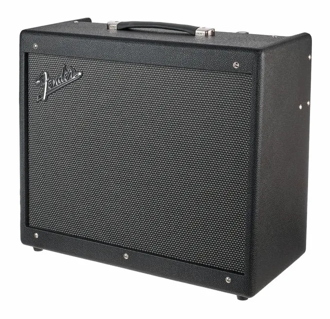 Fender Mustang GTX100 inquadrato di fronte su sfondo neutro