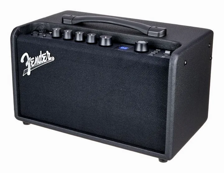 Fender Mustang LT40S fotografato frontalmente