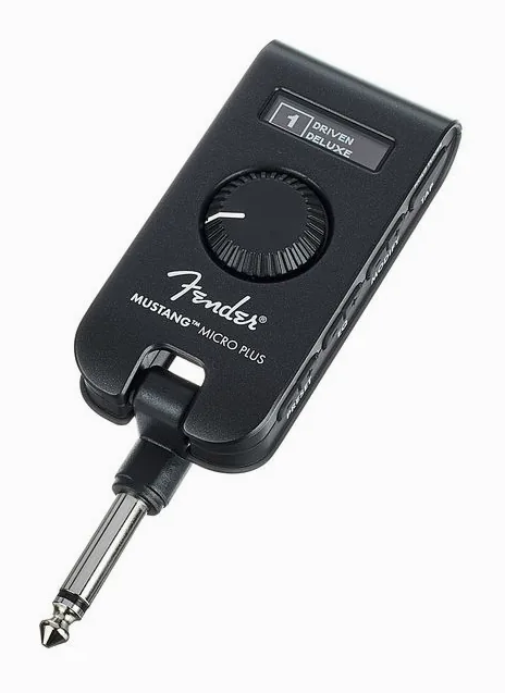 Fender Mustang Micro Plus fotografato frontalmente