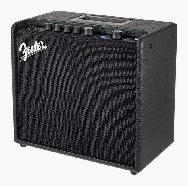Fender Mustang LT25 fotografato frontalmente