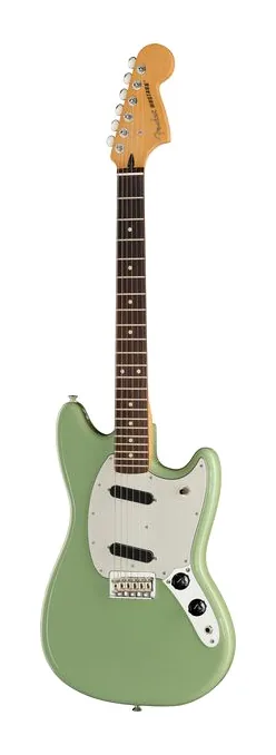 Fender Player II Mustang RW BCG inquadrato di fronte su sfondo neutro
