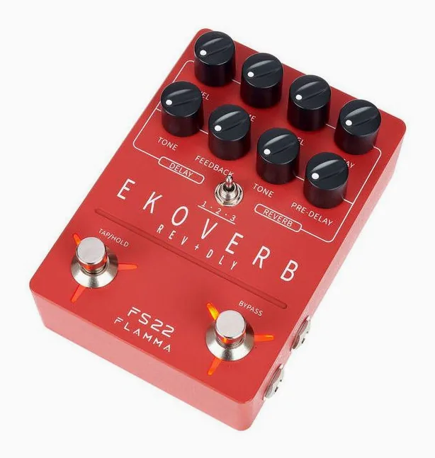 Flamma FS22 Delay & Reverb, footswitch in primo piano