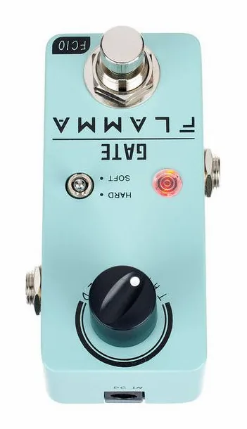 Flamma FC10 Gate, footswitch in primo piano