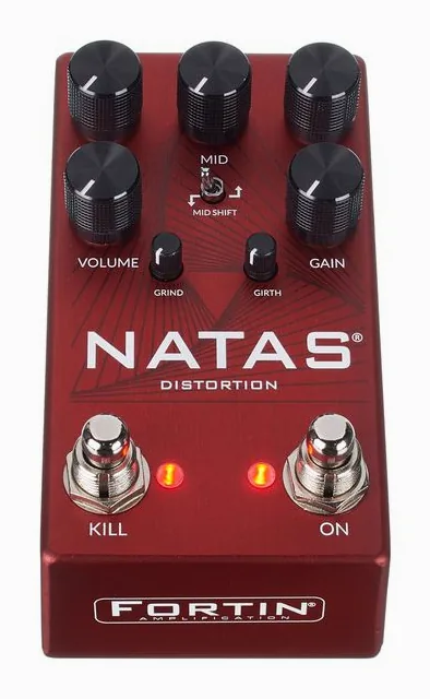 Fortin Natas Distortion Pedal, footswitch in primo piano