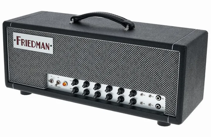 Friedman Twin Sister Head inquadrato di fronte su sfondo neutro