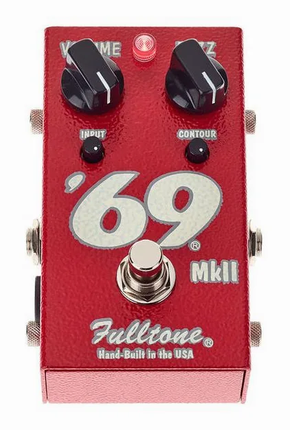 Fulltone 69 MKII Pedal, footswitch in primo piano