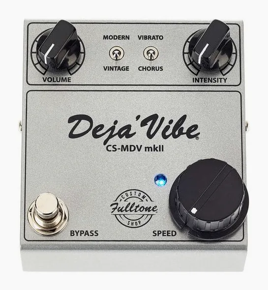 Fulltone Mini Deja Vibe MK 2, footswitch in primo piano