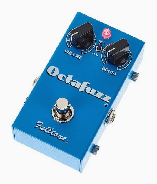 Fulltone Octafuzz OF-2 inquadrato di fronte su sfondo neutro
