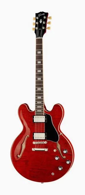 Gibson ES-335 Figured 60s Cherry inquadrato di fronte su sfondo neutro