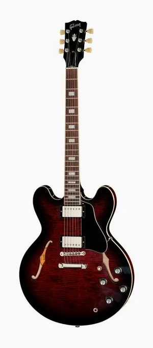 Gibson ES-335 Figured Blood Moon inquadrato di fronte su sfondo neutro
